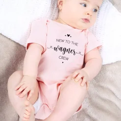 Rosa Babybody -New to the Crew- persönlich bedruckt