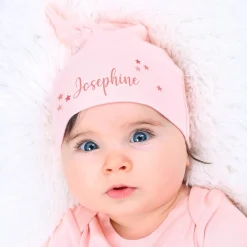 Rosafarbene Babymütze mit Name und Sternen