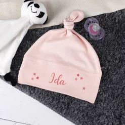 Rosafarbene Babymütze mit Name und Sternen