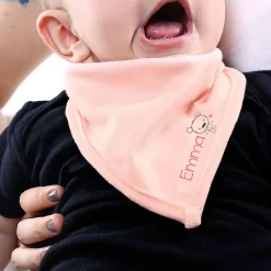 Rosa Halstuch für Babys mit Namensaufdruck
