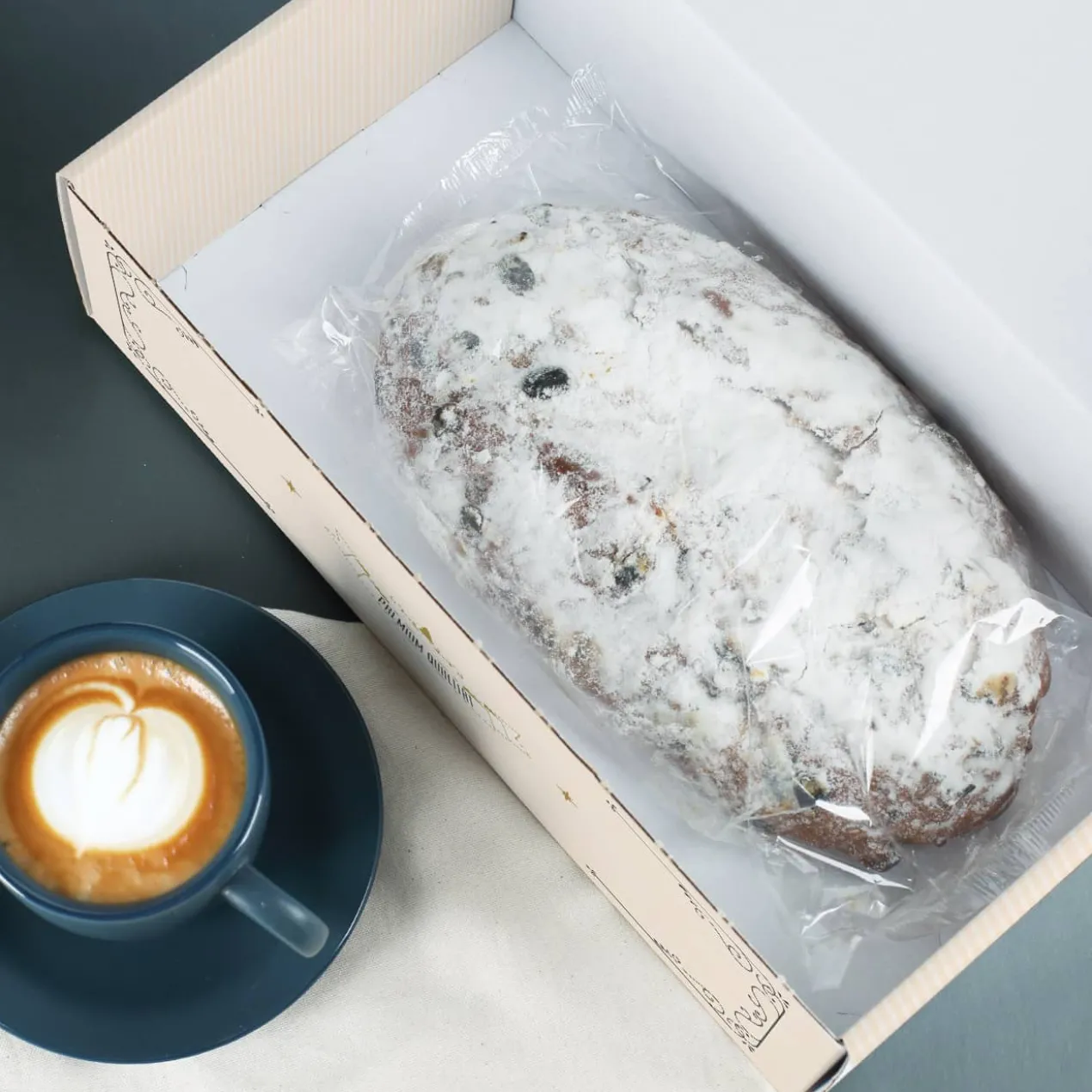 Rosinenstollen nach Thüringer Rezeptur in festlicher Geschenkbox mit Name & Wunschtext, 1000g