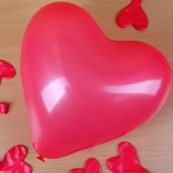 8 rote Herzluftballons