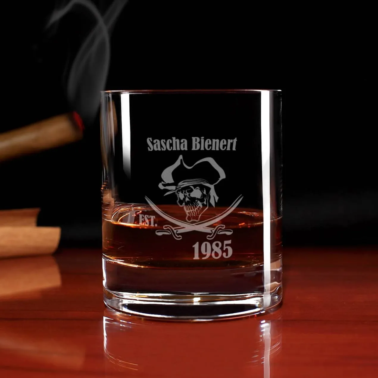 Rumglas graviert mit Piratenmotiv, Name und Geburtsjahr