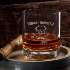 Rumglas graviert mit Piratenmotiv, Name und Geburtsjahr