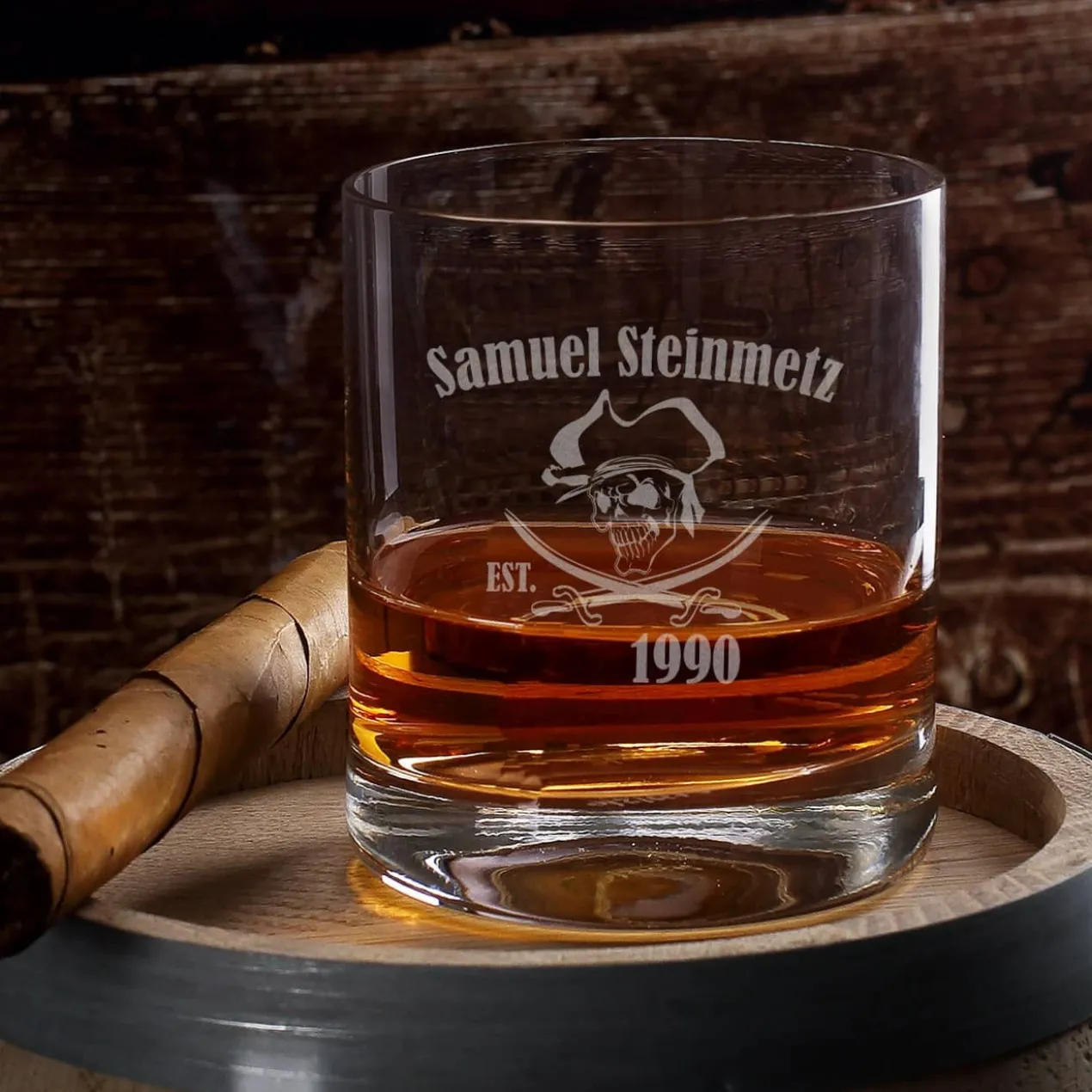 Rumglas graviert mit Piratenmotiv, Name und Geburtsjahr