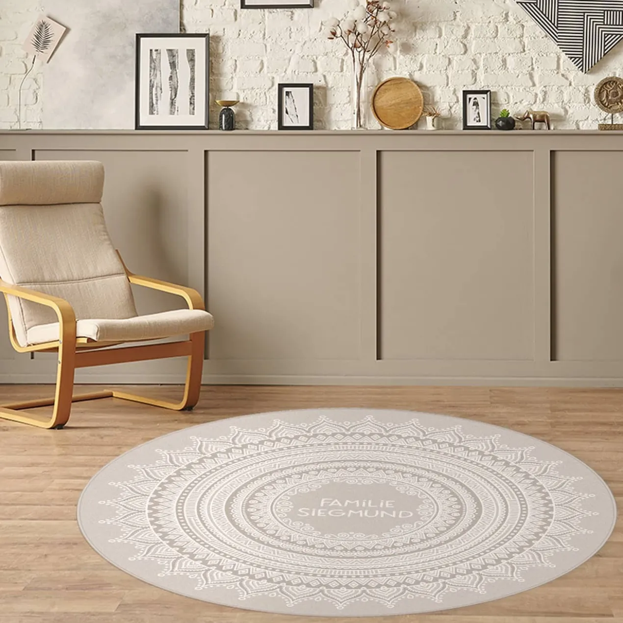Runder Wohnteppich mit Mandala und Wunschtext in vier Farben