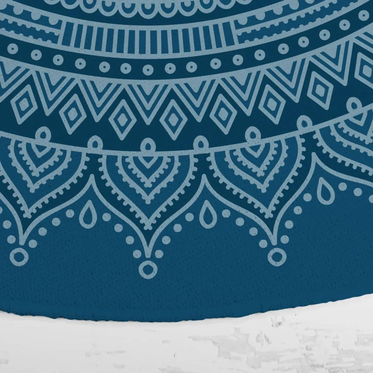 Runder Wohnteppich mit Mandala und Wunschtext in vier Farben