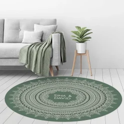 Runder Wohnteppich mit Mandala und Wunschtext in vier Farben
