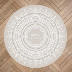 Runder Wohnteppich mit Mandala und Wunschtext in vier Farben