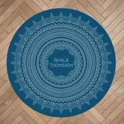 Runder Wohnteppich mit Mandala und Wunschtext in vier Farben