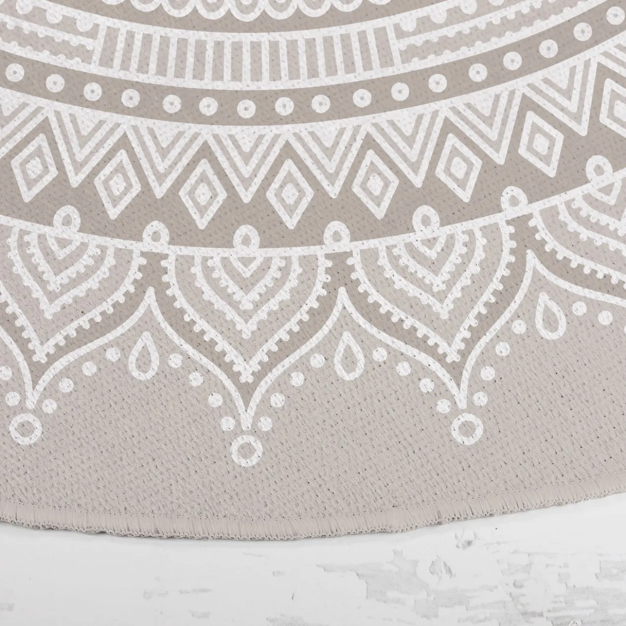 Runder Wohnteppich mit Mandala und Wunschtext in vier Farben