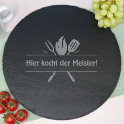Runde Servierplatte aus Schiefer personalisiert mit Wunschtext und Meistergriller-Motiv