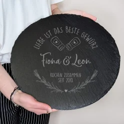 Runde Servierplatte aus Schiefer mit Namen und Datum für Paare | Liebe ist das beste Gewürz