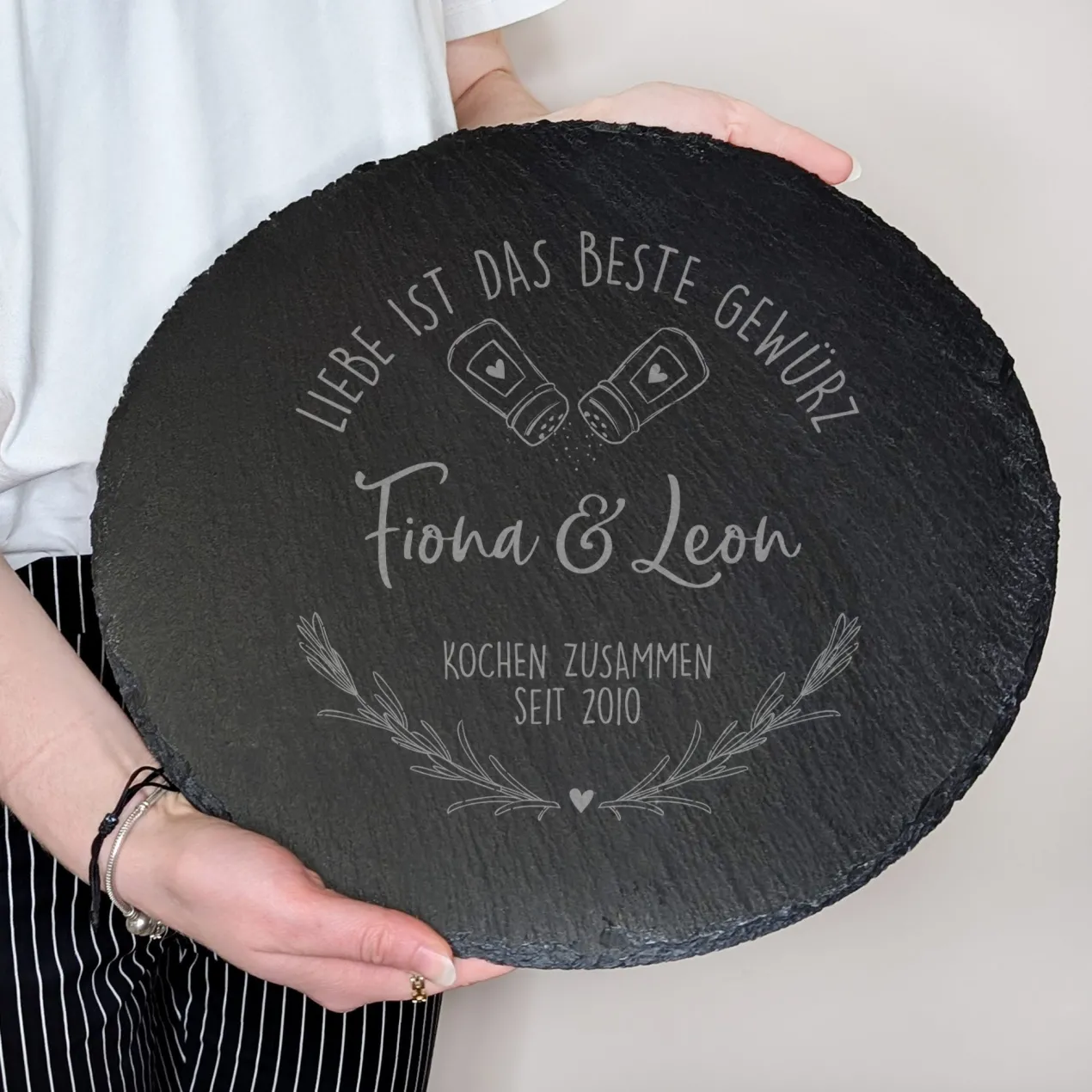 Runde Servierplatte aus Schiefer mit Namen und Datum für Paare | Liebe ist das beste Gewürz