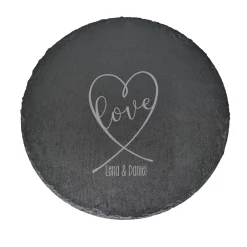 Runde Servierplatte aus Schiefer mit Namen personalisiert für Paare | Love-Motiv in Herzform