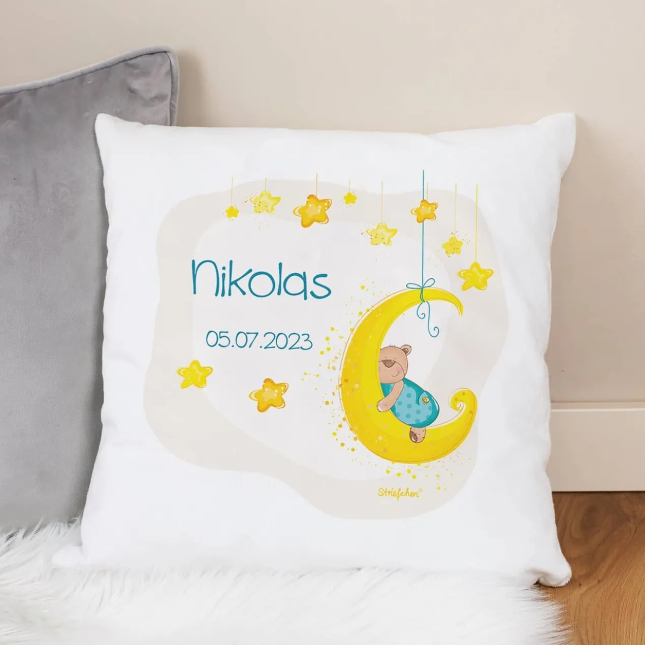 Samtweiches Kuschelkissen zur Geburt mit süßem Teddymotiv
