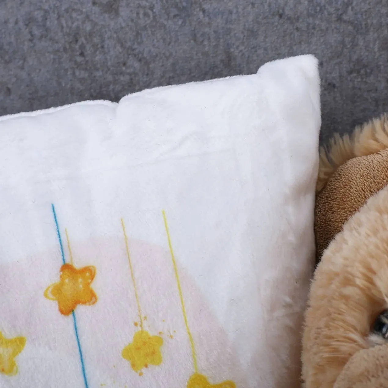 Samtweiches Kuschelkissen zur Geburt mit süßem Teddymotiv