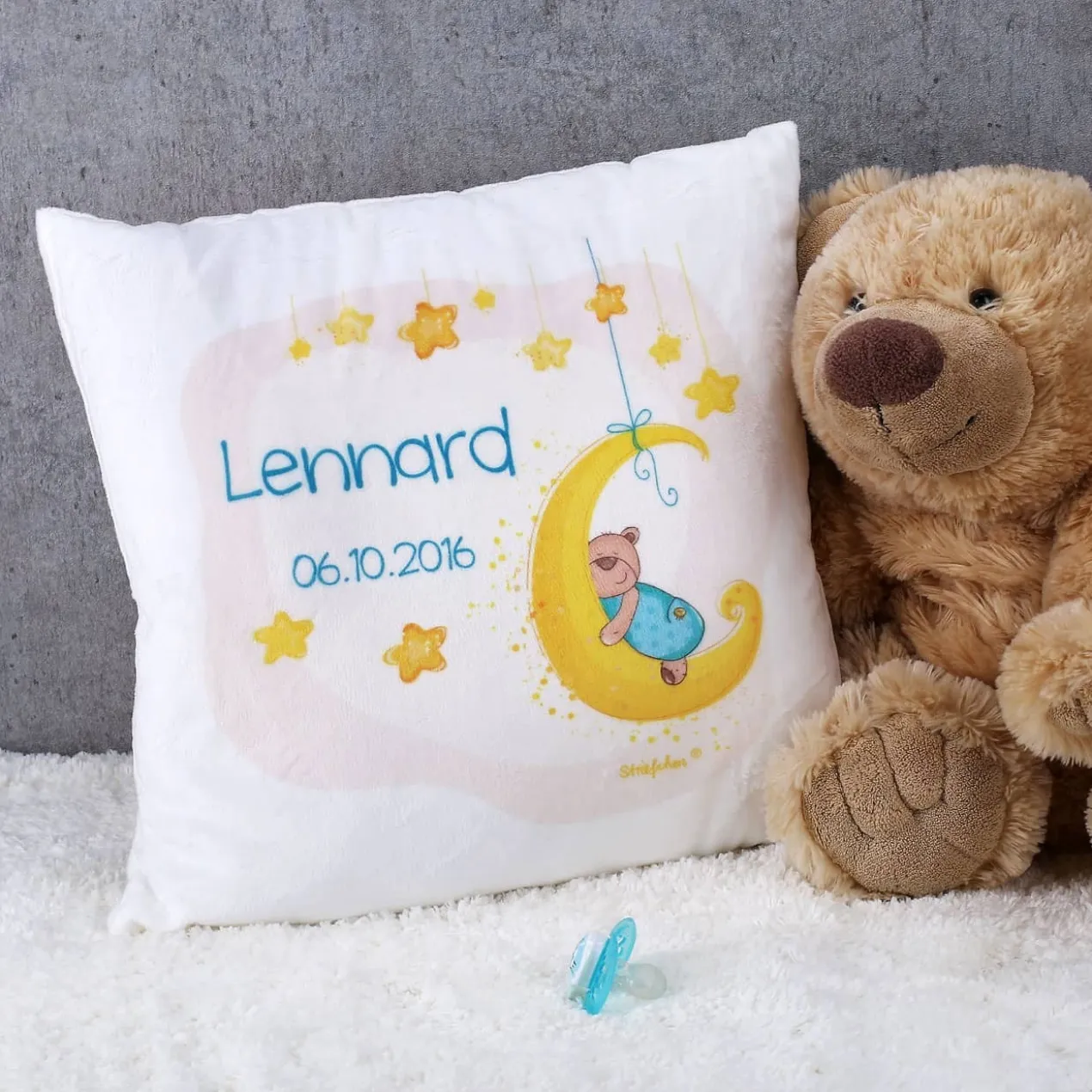 Samtweiches Kuschelkissen zur Geburt mit süßem Teddymotiv