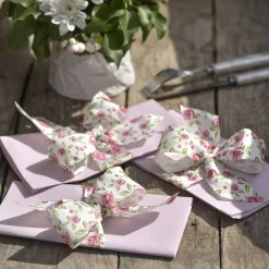 Satin-Geschenkband mit Rosenmotiv
