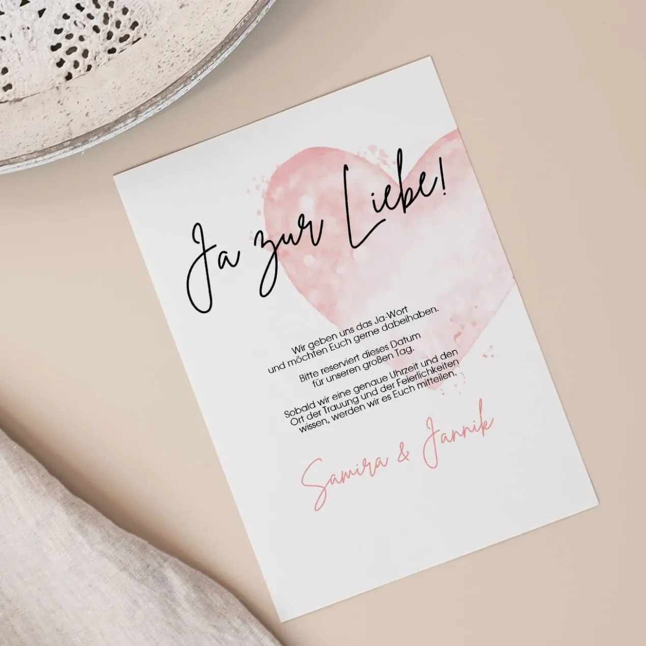 Save the Date Karte mit Brautpaar und rosa Watercolorherz