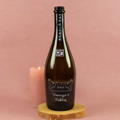 Scavi & Ray Gravierte Seccoflasche mit Taubenmotiv, Namen und Datum zur Hochzeit