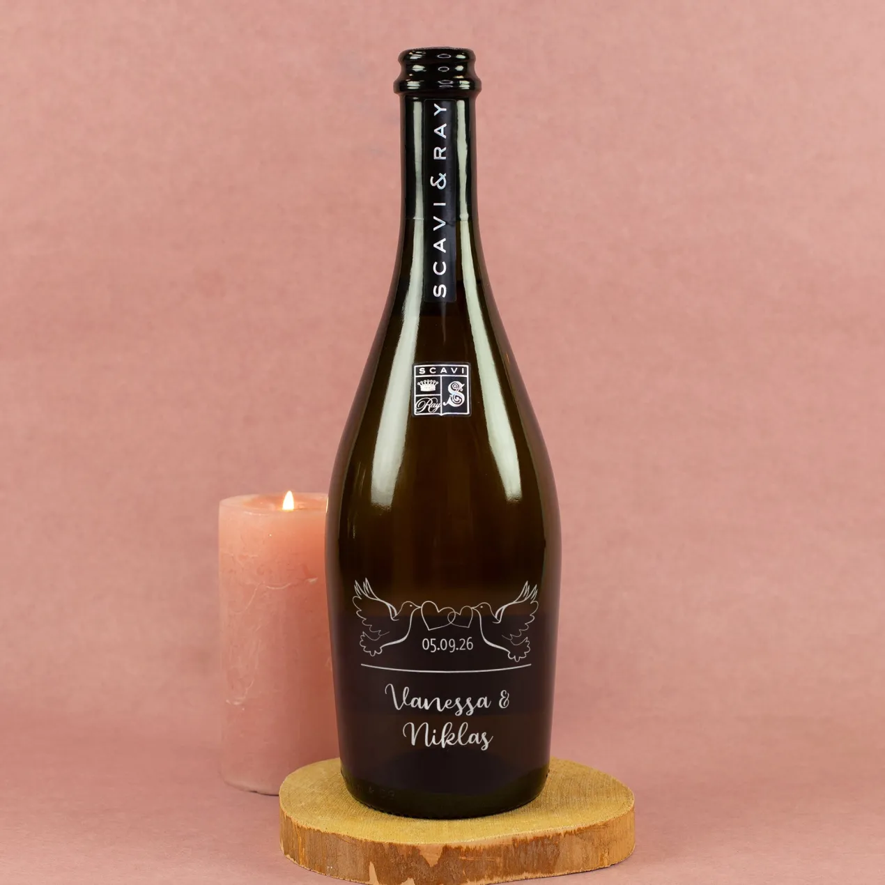 Scavi & Ray Gravierte Seccoflasche mit Taubenmotiv, Namen und Datum zur Hochzeit