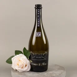Scavi & Ray Gravierte Seccoflasche mit Taubenmotiv, Namen und Datum zur Hochzeit