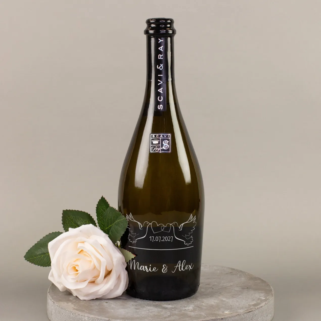 Scavi & Ray Gravierte Seccoflasche mit Taubenmotiv, Namen und Datum zur Hochzeit