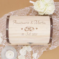 Schatztruhe zur Hochzeit mit persönlicher Gravur und Ring-Motiv