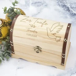 Schatztruhe zur Taufe mit Taubenmotiv, Name und Datum