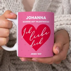 Scheiß auf Valentinstag ich liebe dich jeden Tag - Tasse mit Name & Farbauswahl
