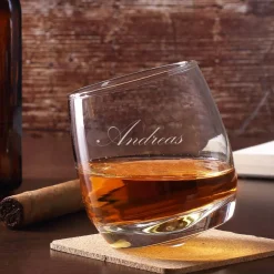 Schief stehendes Whiskyglas mit waagerechter Gravur Ihres Wunschnamens