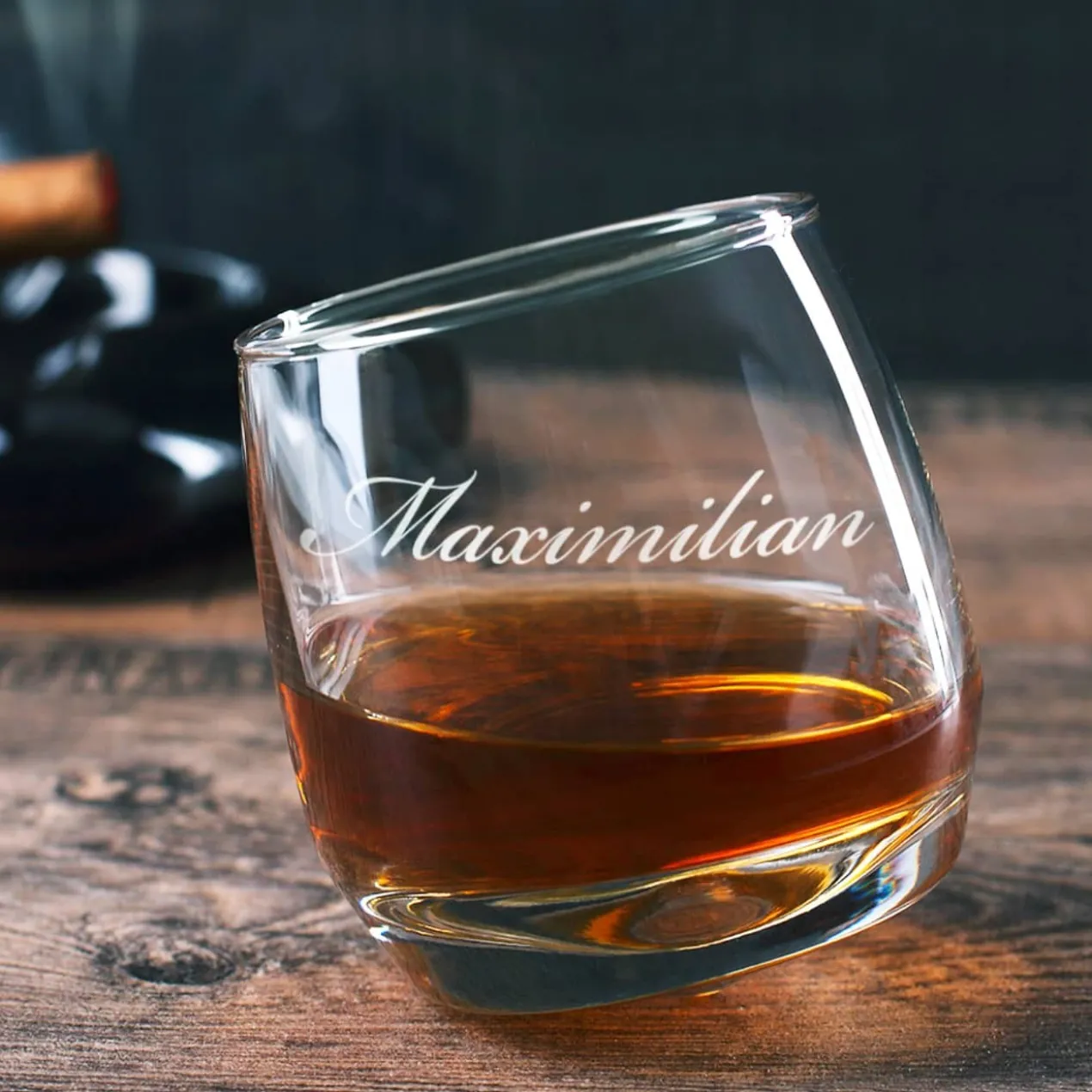 Schief stehendes Whiskyglas mit waagerechter Gravur Ihres Wunschnamens