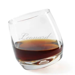 Schief stehendes Whiskyglas mit waagerechter Gravur Ihres Wunschnamens