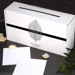 Schlichte Kartenbox zur Beerdigung mit Blättermotiv