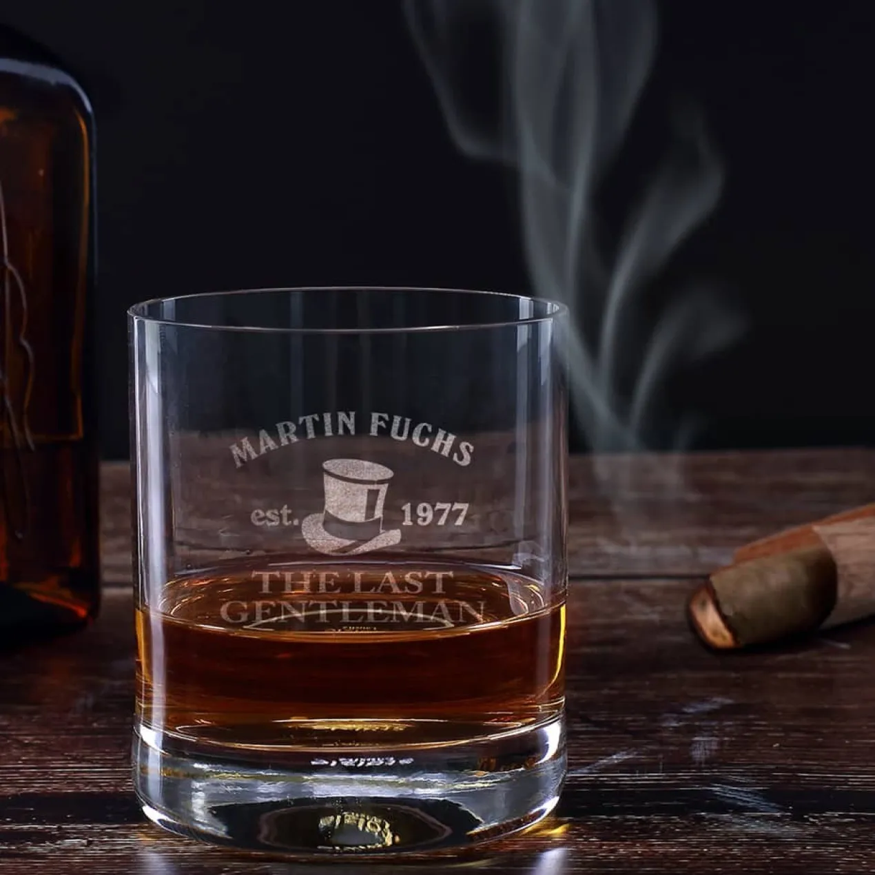 schlichtes, gerades und schweres Whiskyglas mit Gravur