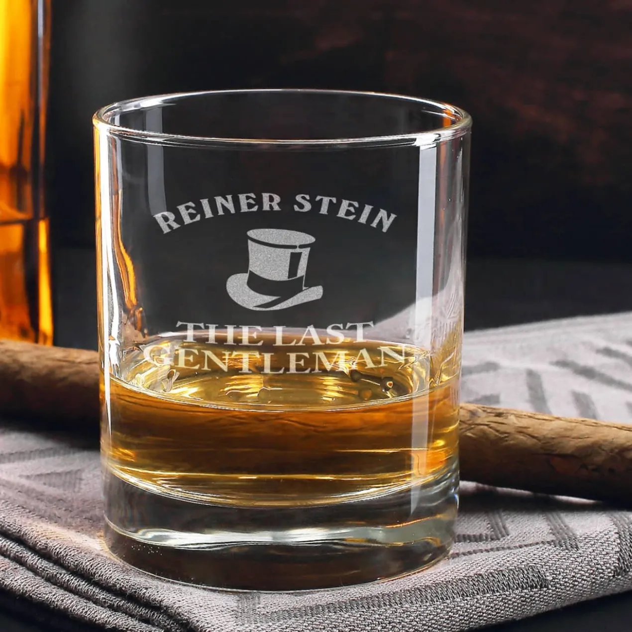 schlichtes, gerades und schweres Whiskyglas mit Gravur