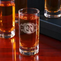 Schnapsglas mit Gravur eines Initials