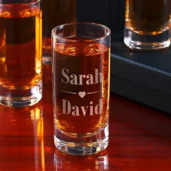 Schnapsglas zur Hochzeit mit Herz-Motiv und Namen