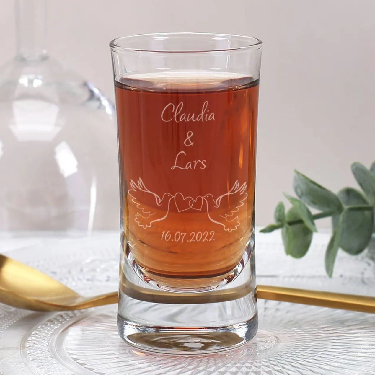 Schnapsglas zur Hochzeit mit Tauben-Motiv, Namen und Datum