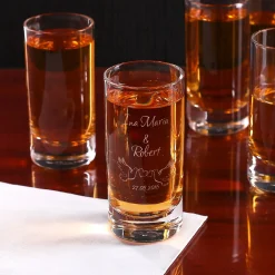 Schnapsglas zur Hochzeit mit Tauben-Motiv, Namen und Datum