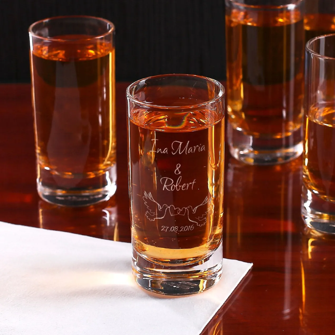 Schnapsglas zur Hochzeit mit Tauben-Motiv, Namen und Datum