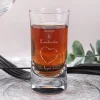 Schnapsglas zur Hochzeit mit Herz-Motiv, Namen und Datum
