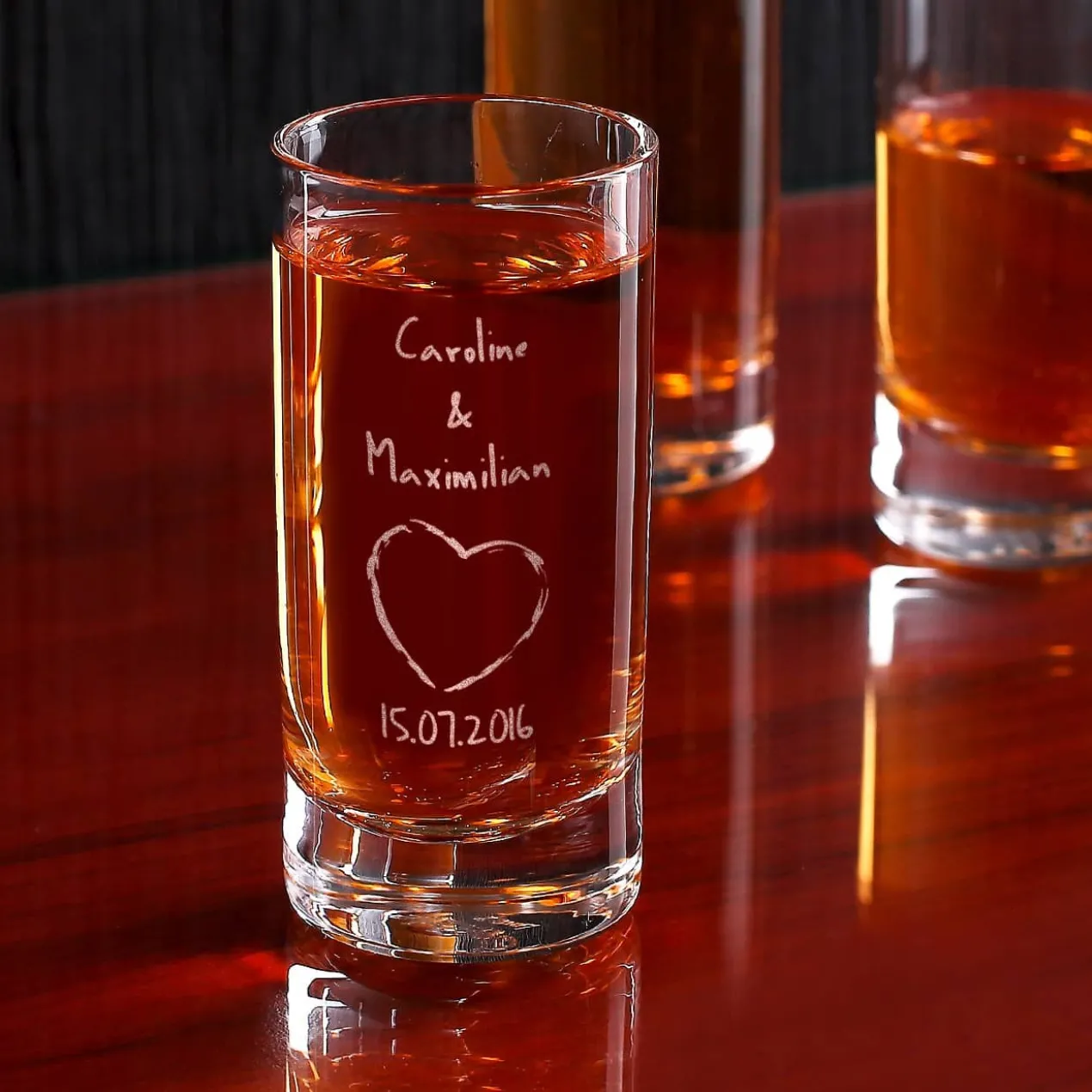Schnapsglas zur Hochzeit mit Herz-Motiv, Namen und Datum