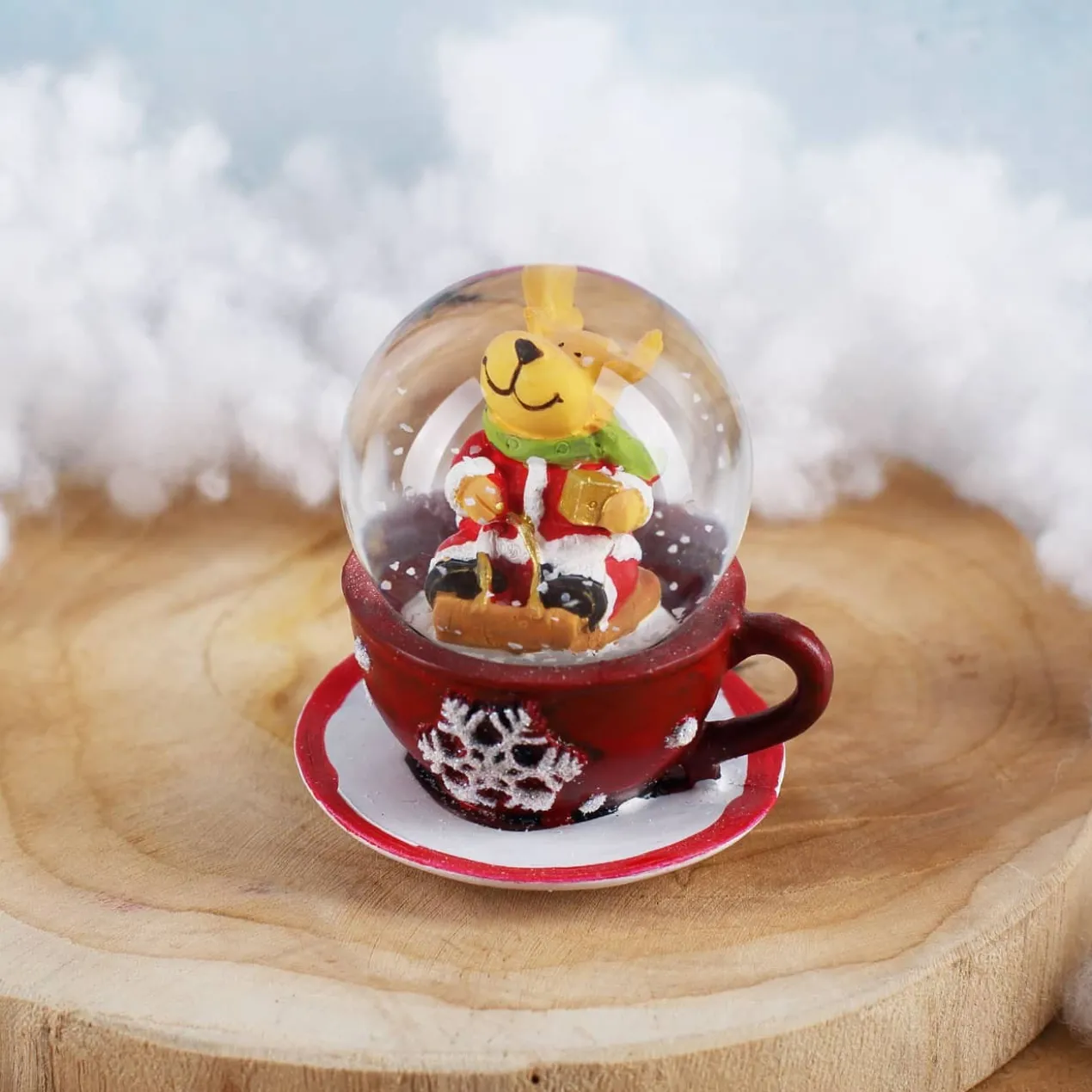 Schneekugel Rentier auf roter Tasse