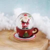Schneekugel Weihnachtsmann auf roter Tasse