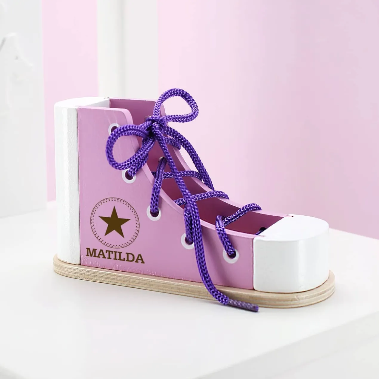 Schnürschuh zum Schleife binden lernen aus Holz in lila