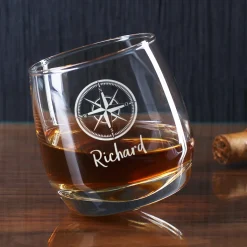 Schräges Whiskeyglas mit Kompass und Namen graviert