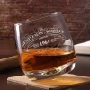 Schräg stehendes Rocking Whiskyglas graviert mit Wunschname und Jahr