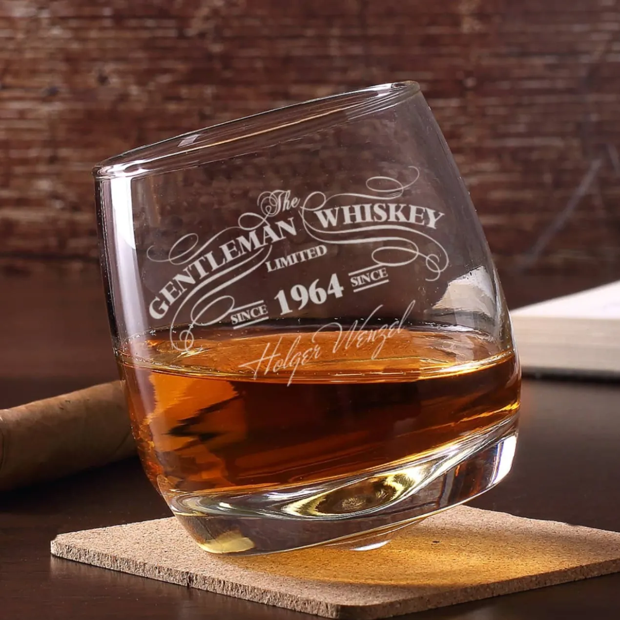 Schräg stehendes Rocking Whiskyglas graviert mit Wunschname und Jahr